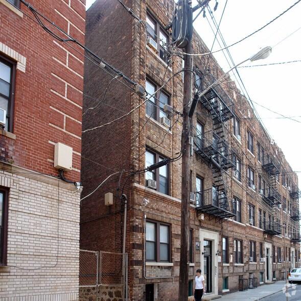 409 54th St, West New York, NJ à vendre - Photo du bâtiment - Image 2 de 2