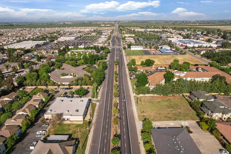 2115 W Kettleman Ln, Lodi, CA à vendre - Photo du bâtiment - Image 2 de 11