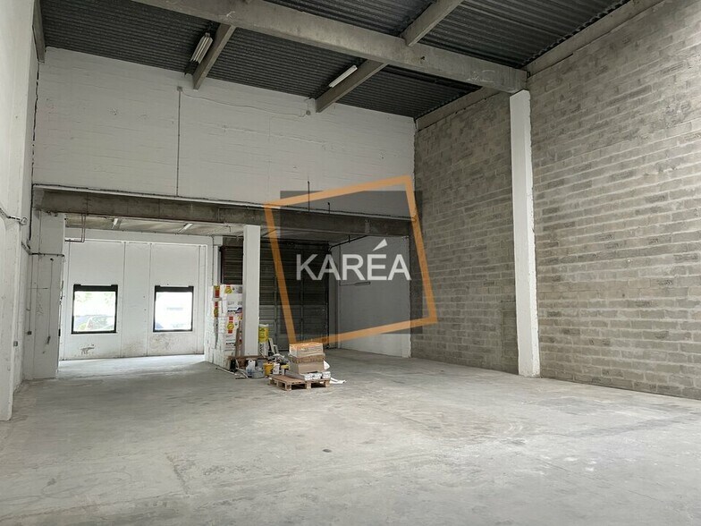 Flex in Lognes for lease - Interior Photo - Image 2 of 5