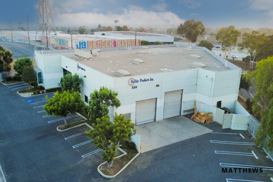 555 W 130th St, Los Angeles, CA à louer - Photo du bâtiment - Image 1 de 4