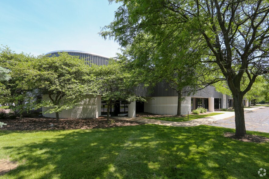 6601-6671 W Mill Rd, Milwaukee, WI à louer - Photo du bâtiment - Image 3 de 13