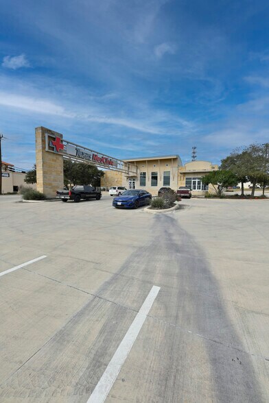 323 N Loop 1604, San Antonio, TX à louer - Photo du bâtiment - Image 2 de 3