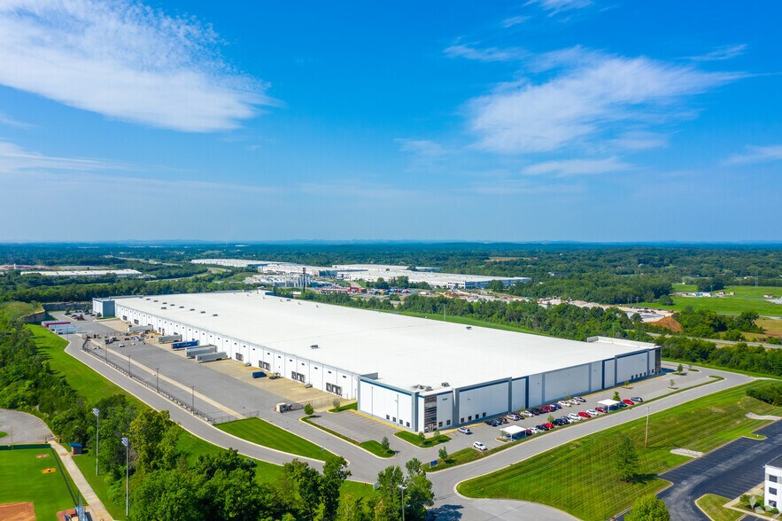 1050 International Dr, Lebanon, TN à louer - Photo du bâtiment - Image 2 de 6