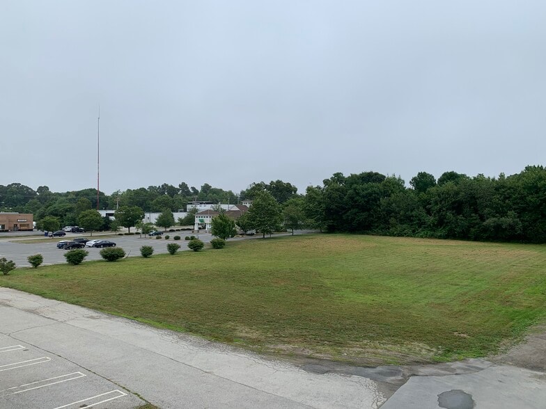 40 Gooding Ave, Bristol, RI for lease - Building Photo - Image 3 of 5