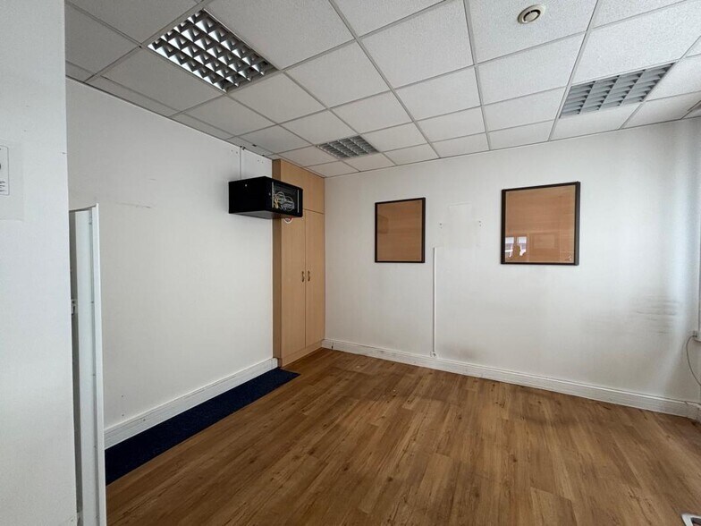 Retail in Versailles for lease - Interior Photo - Image 3 of 6