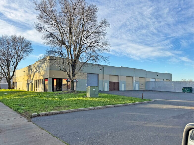 8521 Younger Creek Dr, Sacramento, CA à vendre - Photo du bâtiment - Image 2 de 5