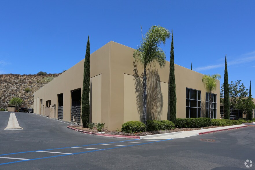 1057 La Mirada Ct, Vista, CA à louer - Photo du bâtiment - Image 3 de 23