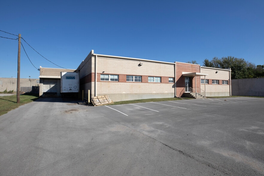 7581 Manchester Trfy, Kansas City, MO for lease - Building Photo - Image 2 of 2