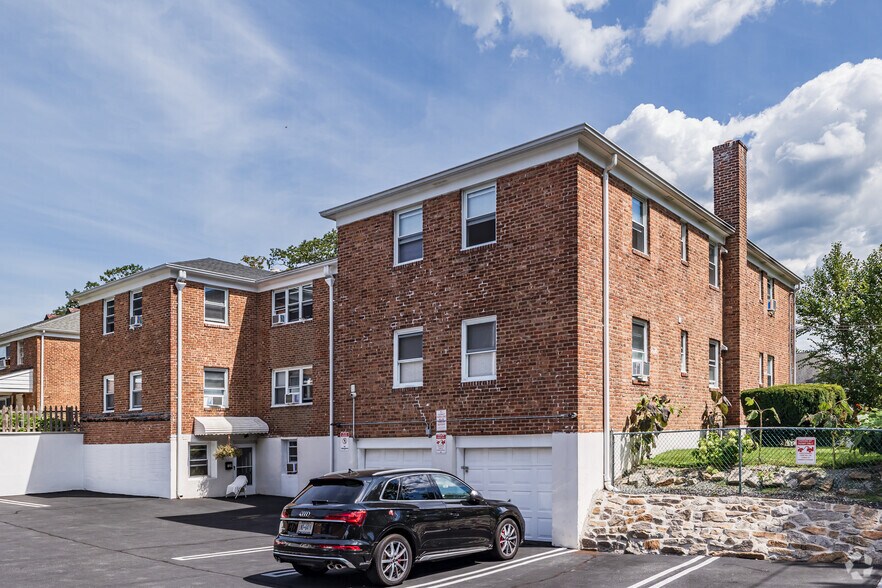 28 Linden St, Great Neck, NY à vendre - Photo du bâtiment - Image 3 de 14