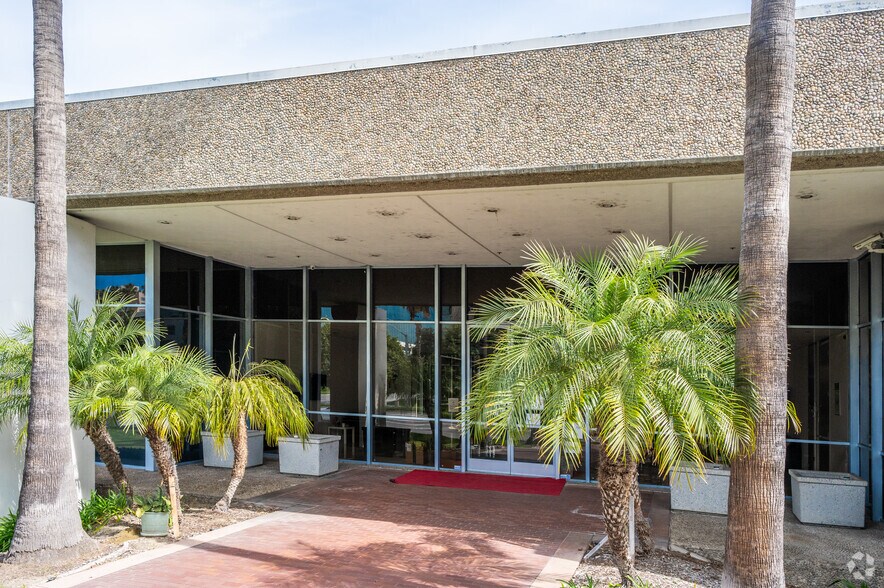 2323 Main St, Irvine, CA à louer - Photo du bâtiment - Image 3 de 20