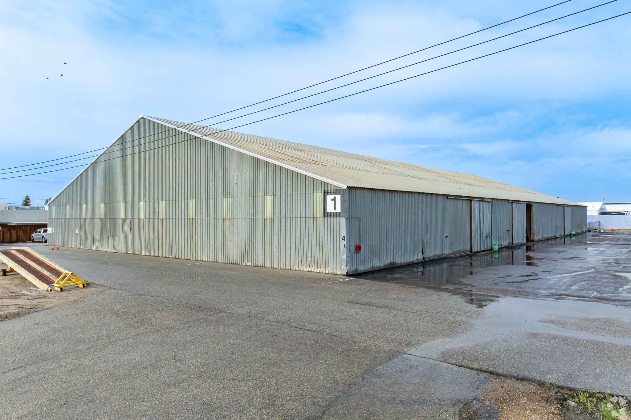 1900 E Brundage Ln, Bakersfield, CA for lease Building Photo- Image 1 of 11