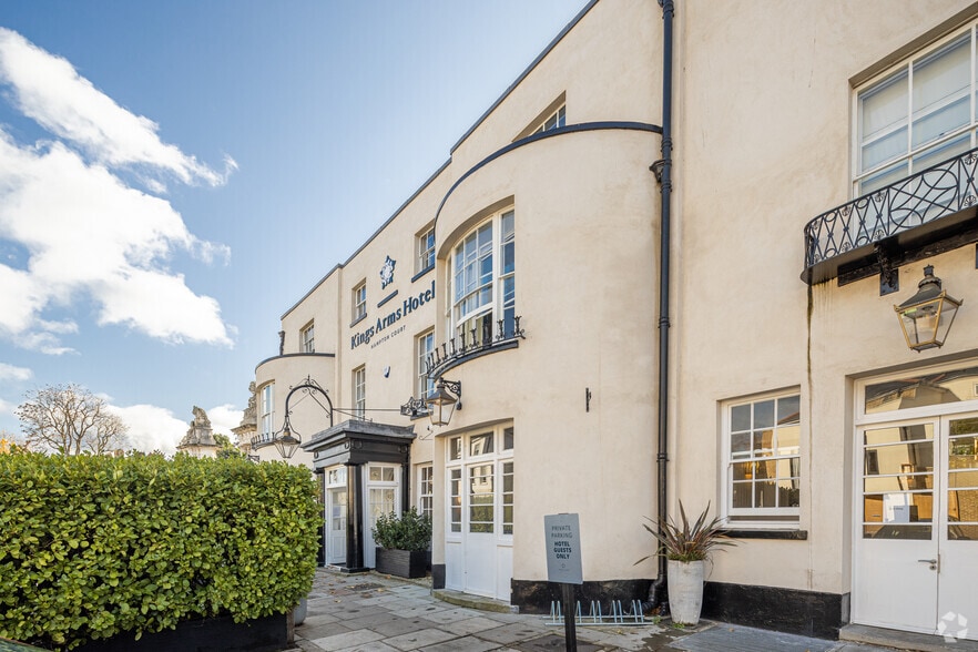 Hampton Court Rd, East Molesey à vendre - Photo du bâtiment - Image 3 de 7