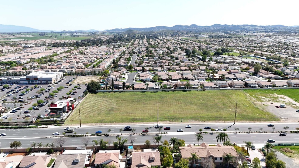 27195 Newport Rd, Menifee, CA à vendre - Photo du bâtiment - Image 3 de 3