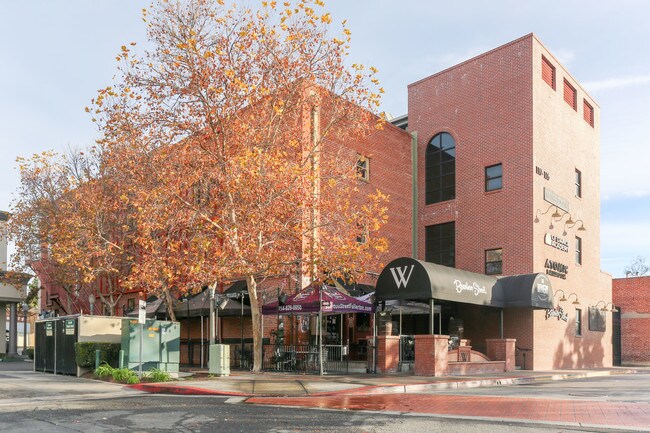 Plus de détails pour 110-116 E Commonwealth Ave, Fullerton, CA - Commerce de détail à louer