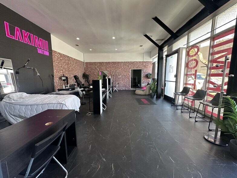833 Westbourne Dr, West Hollywood, CA à louer - Photo du bâtiment - Image 3 de 5