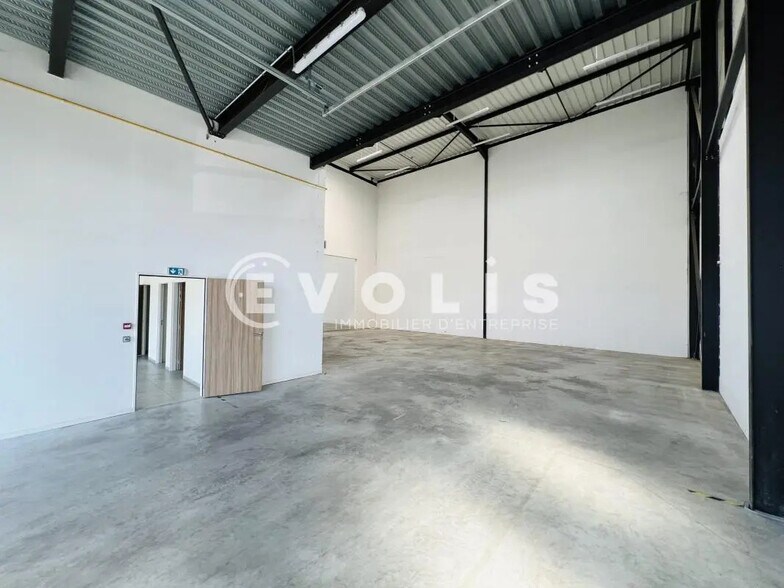 Flex in Collégien for lease - Building Photo - Image 2 of 9