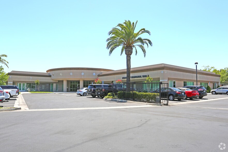 7475 N Palm Ave, Fresno, CA à louer - Photo du bâtiment - Image 2 de 29