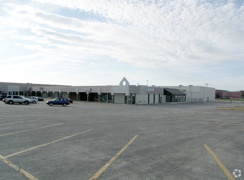 107-245 S Mattis Ave, Champaign, IL à vendre - Photo du bâtiment - Image 2 de 4