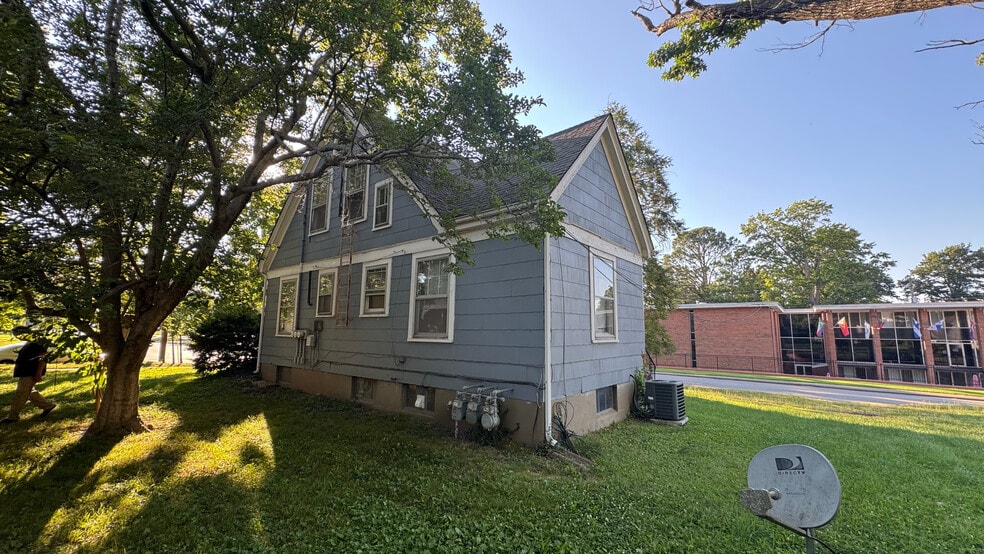 701 S Rawlings St, Carbondale, IL for sale - Building Photo - Image 2 of 2