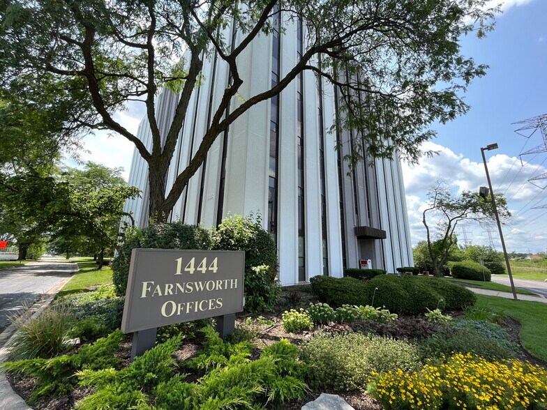 1444 N Farnsworth Ave, Aurora, IL à louer - Photo du bâtiment - Image 2 de 4