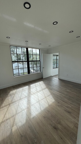 7330 NE 4th Ct, Miami, FL for lease - Building Photo - Image 3 of 17