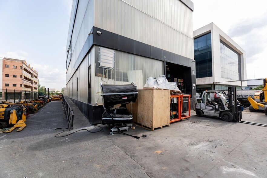 Calle Diego Marín Aguilera, 4, Leganés, Madrid à vendre - Photo du bâtiment - Image 3 de 21