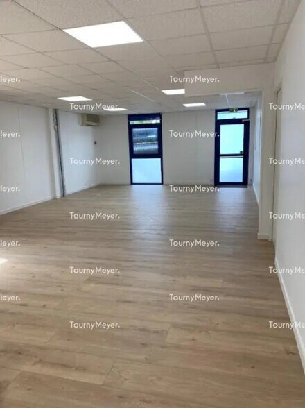 Bureau dans Saint-Jean à louer - Photo du bâtiment - Image 3 de 12