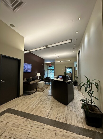 3801-3805 Brownsboro Rd, Louisville, KY à louer - Photo du bâtiment - Image 3 de 8