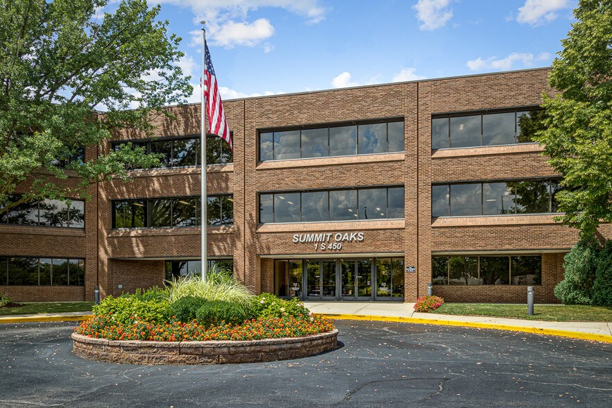 1 S 450 Summit Ave, Oakbrook Terrace, IL à louer - Photo du bâtiment - Image 2 de 14