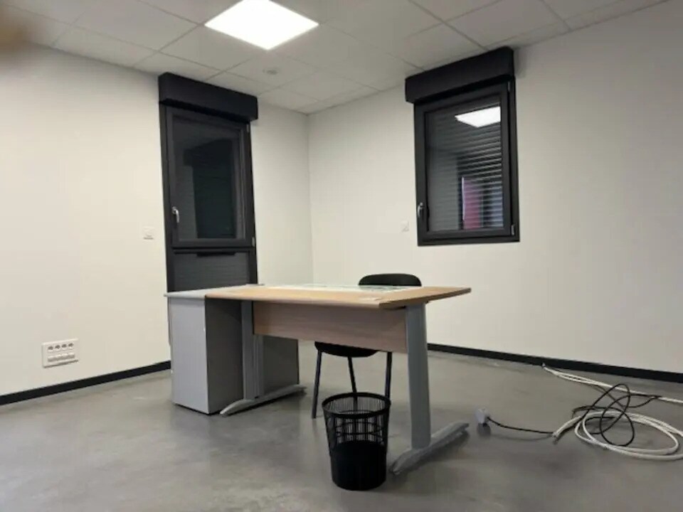 Office in Villefranche-sur-Saône for lease Interior Photo- Image 1 of 5