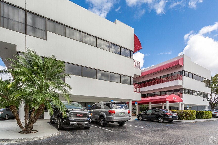 6175 NW 153rd St, Miami Lakes, FL à louer - Photo du bâtiment - Image 3 de 7