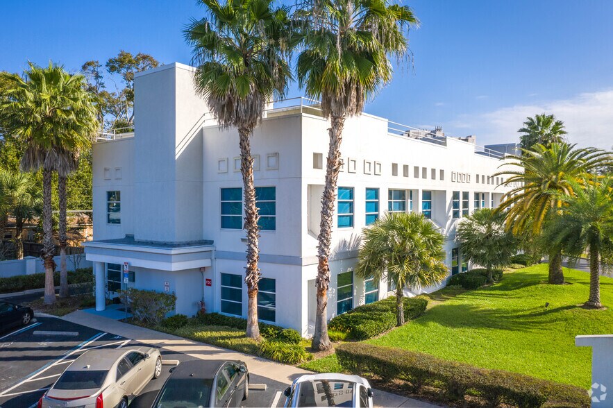 1725 W Dr Martin Luther King Jr Blvd, Tampa, FL à louer - Photo du bâtiment - Image 3 de 16