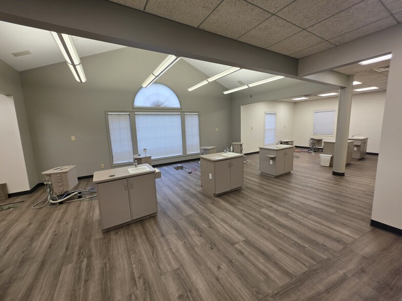 9750 Lantern Rd, Fishers, IN for lease - Building Photo - Image 3 of 12