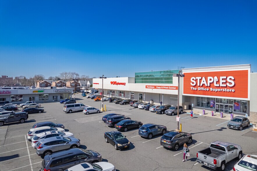 251-21 Jamaica Ave, Bellerose, NY à louer - Photo principale - Image 1 de 5