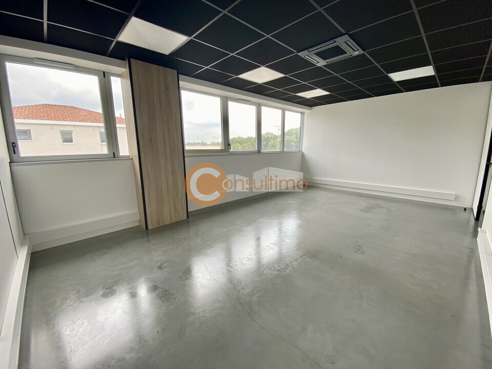 Office in Carbon-Blanc for lease Interior Photo- Image 1 of 9