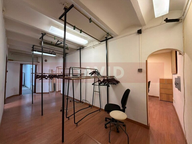 Retail in Barcelona, Barcelona for lease - Interior Photo - Image 2 of 6