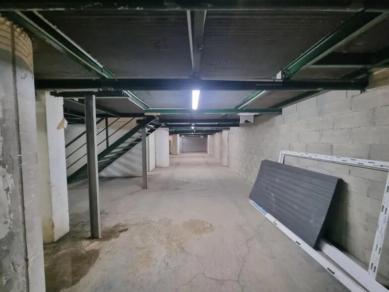 Flex in Bagnolet for lease - Interior Photo - Image 3 of 8