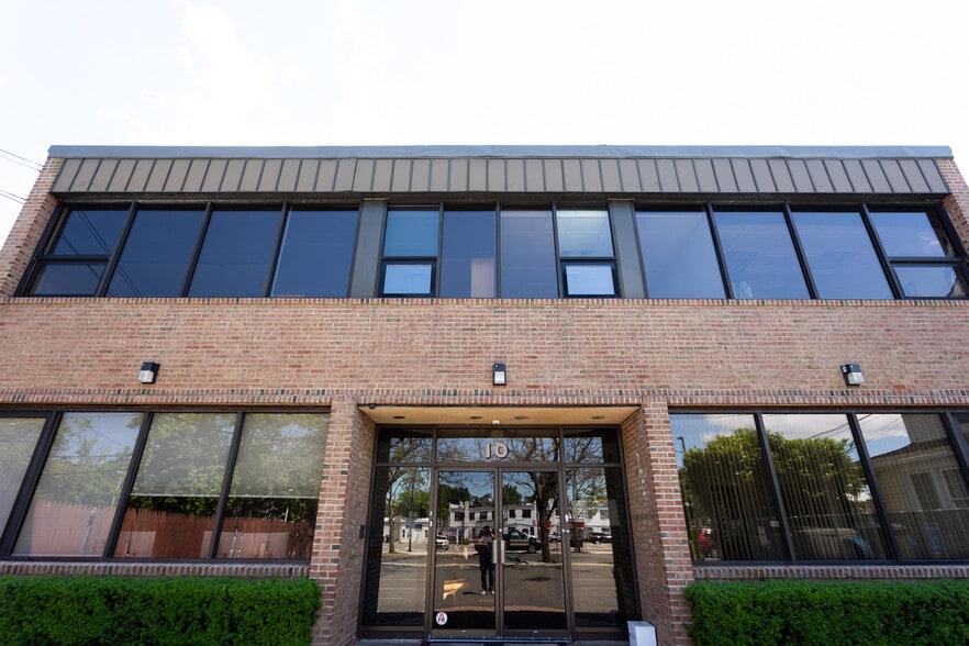 10 Maple St, Port Washington, NY for lease - Building Photo - Image 2 of 9