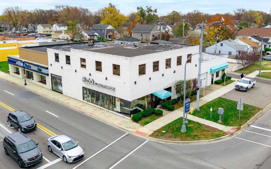 4195 12 Mile Rd, Berkley, MI à vendre - Photo du bâtiment - Image 2 de 13