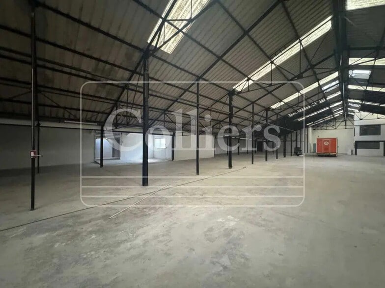 Flex in Marseille for lease - Interior Photo - Image 1 of 9