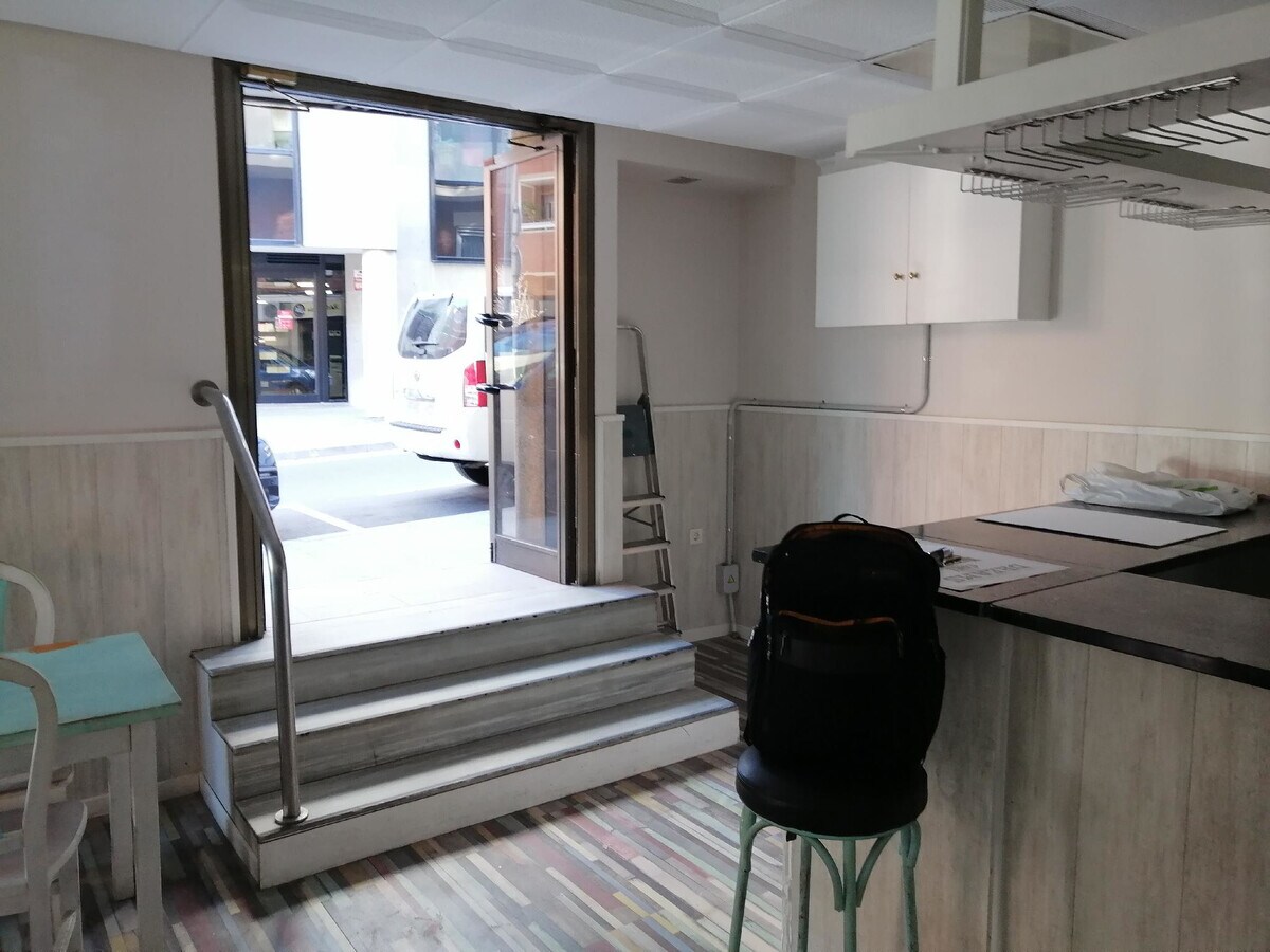 Esplugues de Llobregat, BAR 08950 - Unit - - - Interior Photo - Image 1 of 5