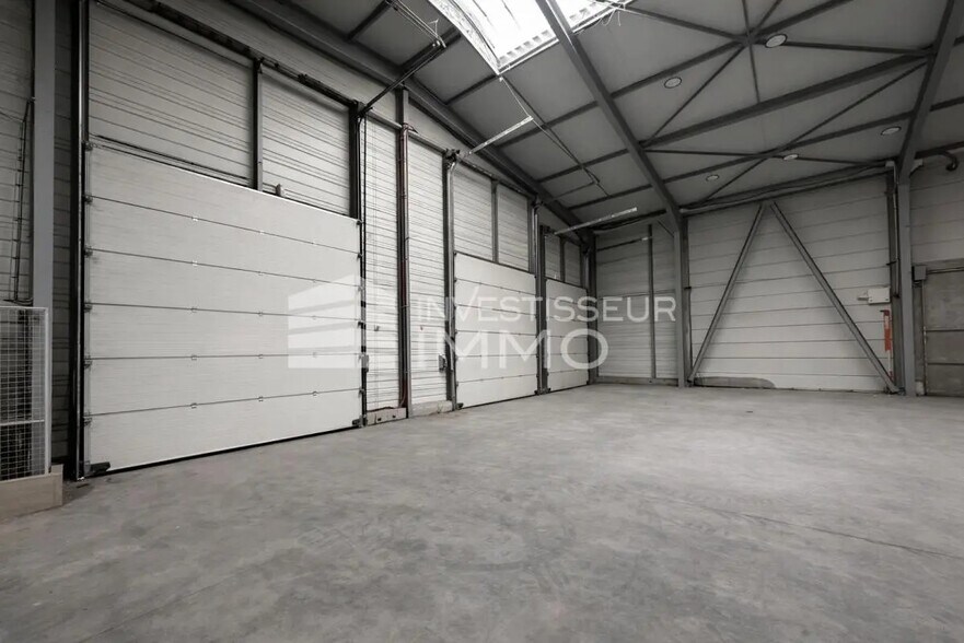 Office in Le Thillay for lease - Interior Photo - Image 3 of 6