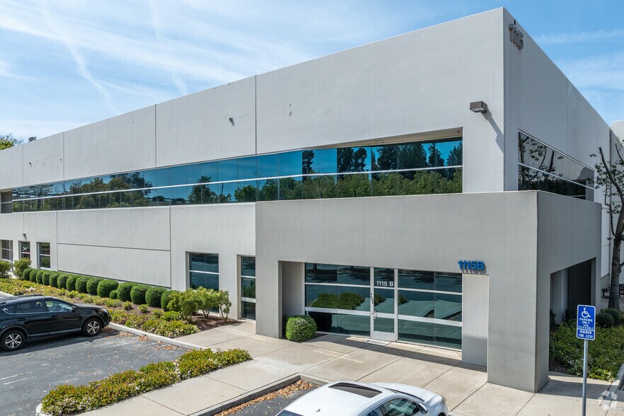 1115 Research Dr, Redlands, CA à louer - Photo du bâtiment - Image 2 de 6