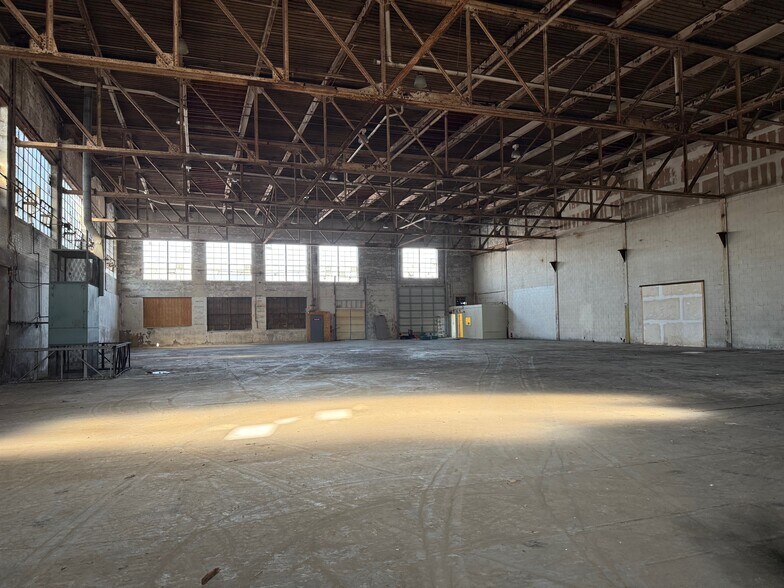 1515 Elmwood Ave, Cranston, RI à louer - Photo du bâtiment - Image 2 de 5