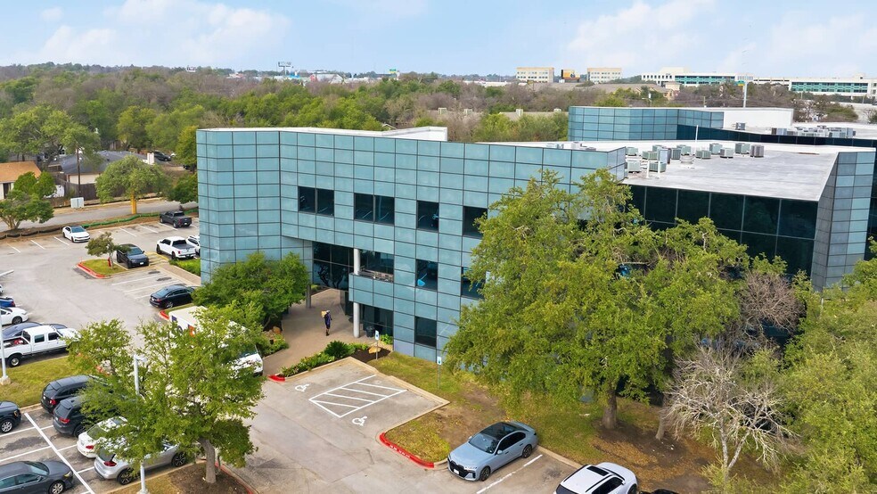 Synergy Plaza portefeuille de 2 propriétés à vendre sur LoopNet.ca - Photo du bâtiment - Image 3 de 13