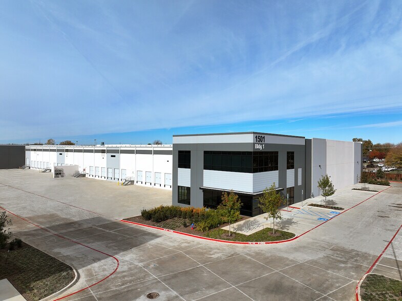1501 N Mayhill Rd, Denton, TX à louer - Photo du bâtiment - Image 3 de 6