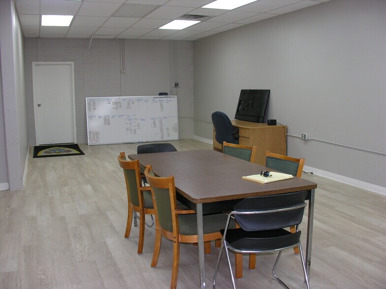 220 W Wayne St, Kendallville, IN for lease - Building Photo - Image 2 of 14