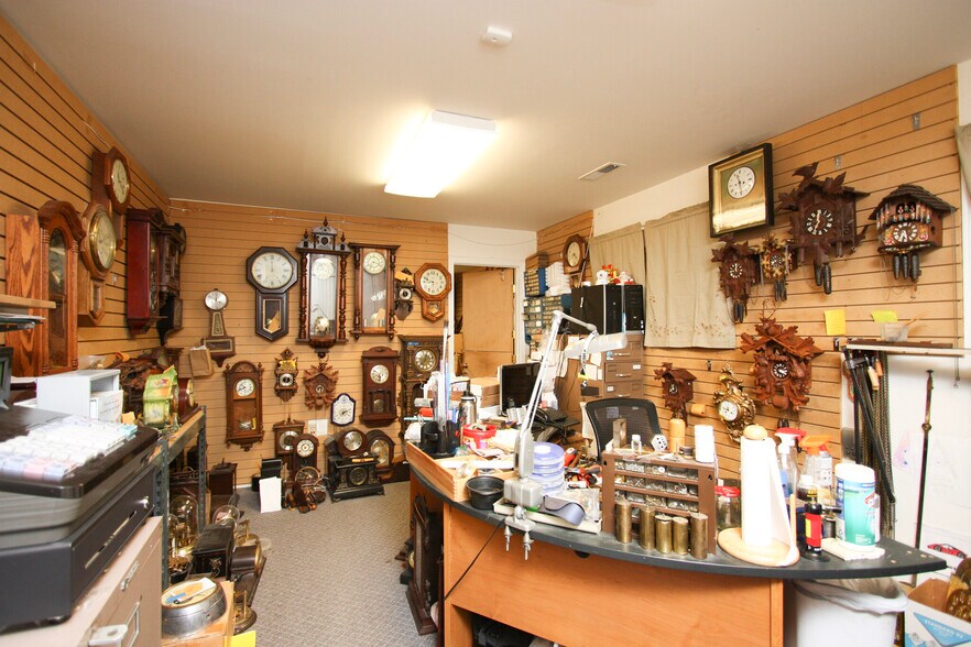 8426 SE Stark St, Portland, OR for sale - Interior Photo - Image 2 of 5