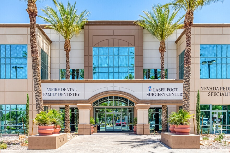 880 Seven Hills Dr, Henderson, NV à louer - Photo du bâtiment - Image 2 de 10