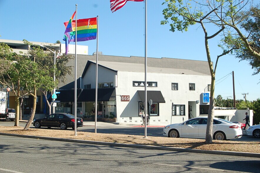 872 Huntley Dr, West Hollywood, CA à louer - Photo du bâtiment - Image 2 de 19